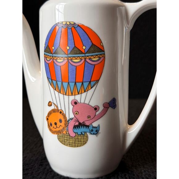 Vintage Porcelain Teapot – Hot Air Balloon with Animals – 1970s Whimsical Design - Picture 8 of 8
